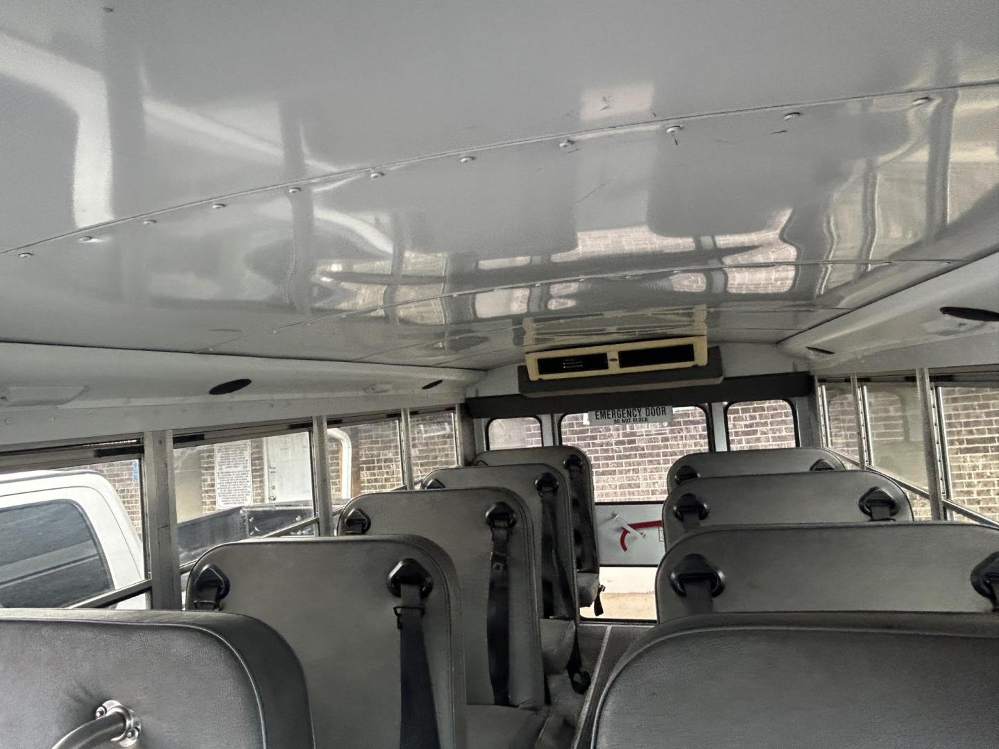 2007 White Chevrolet Express 3500 Cargo (1GBHG31V471) with an 4.8L V8 OHV 16V engine, 4-Speed Automatic Overdrive transmission, located at 1687 Business 35 S, New Braunfels, TX, 78130, (830) 625-7159, 29.655487, -98.051491 - Photo#6