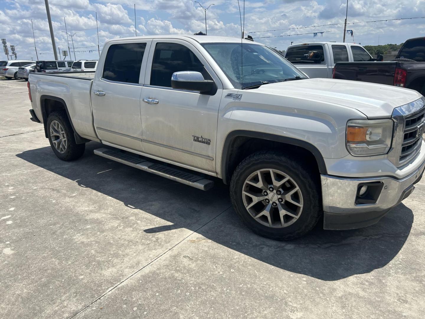 2014 White GMC Sierra 1500 SLT Crew Cab 4WD (3GTU2VEC1EG) with an 5.3L V8 OHV 16V engine, 6-Speed Automatic transmission, located at 1687 Business 35 S, New Braunfels, TX, 78130, (830) 625-7159, 29.655487, -98.051491 - Photo#1