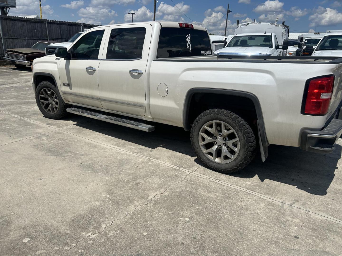 2014 White GMC Sierra 1500 SLT Crew Cab 4WD (3GTU2VEC1EG) with an 5.3L V8 OHV 16V engine, 6-Speed Automatic transmission, located at 1687 Business 35 S, New Braunfels, TX, 78130, (830) 625-7159, 29.655487, -98.051491 - Photo#8