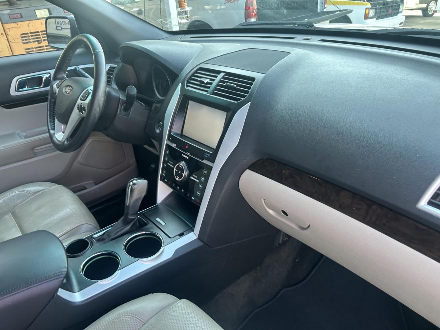 2014 Silver Ford Explorer Limited FWD (1FM5K7F94EG) with an 2.0L L4 DOHC 16V TURBO engine, 6-Speed Automatic transmission, located at 1687 Business 35 S, New Braunfels, TX, 78130, (830) 625-7159, 29.655487, -98.051491 - Photo#3