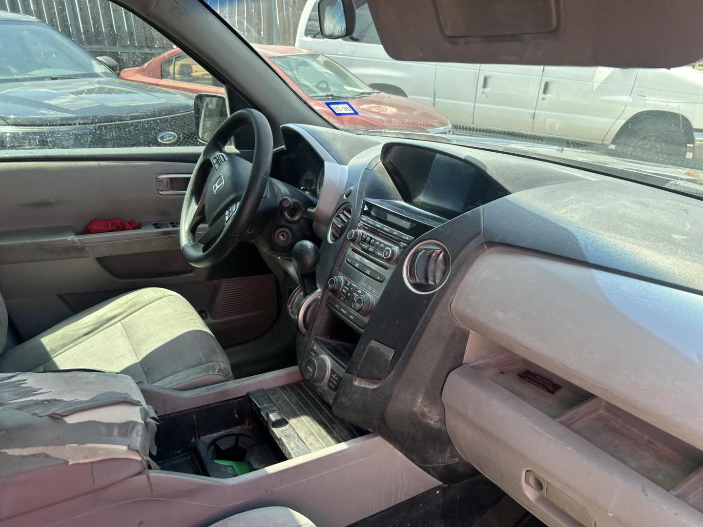 2015 Silver Honda Pilot SE 2WD (5FNYF3H30FB) with an 3.5L V6 SOHC 24V engine, 5-Speed Automatic transmission, located at 1687 Business 35 S, New Braunfels, TX, 78130, (830) 625-7159, 29.655487, -98.051491 - Photo#3