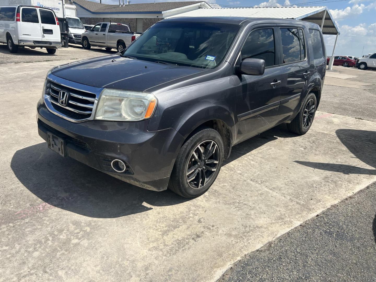2015 Silver Honda Pilot SE 2WD (5FNYF3H30FB) with an 3.5L V6 SOHC 24V engine, 5-Speed Automatic transmission, located at 1687 Business 35 S, New Braunfels, TX, 78130, (830) 625-7159, 29.655487, -98.051491 - Photo#0