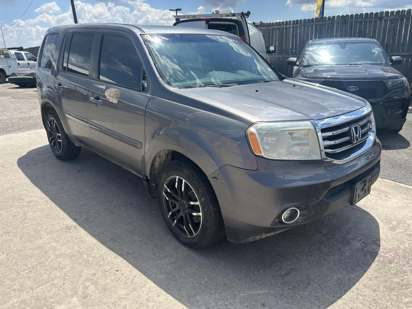 2015 Silver Honda Pilot SE 2WD (5FNYF3H30FB) with an 3.5L V6 SOHC 24V engine, 5-Speed Automatic transmission, located at 1687 Business 35 S, New Braunfels, TX, 78130, (830) 625-7159, 29.655487, -98.051491 - Photo#1