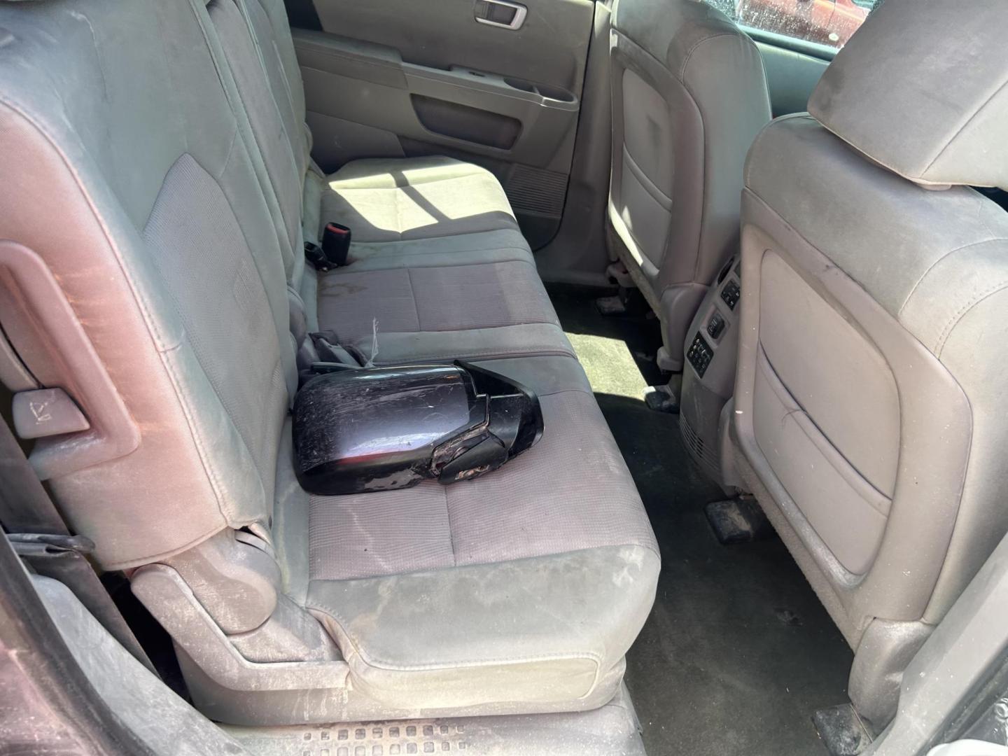 2015 Silver Honda Pilot SE 2WD (5FNYF3H30FB) with an 3.5L V6 SOHC 24V engine, 5-Speed Automatic transmission, located at 1687 Business 35 S, New Braunfels, TX, 78130, (830) 625-7159, 29.655487, -98.051491 - Photo#4