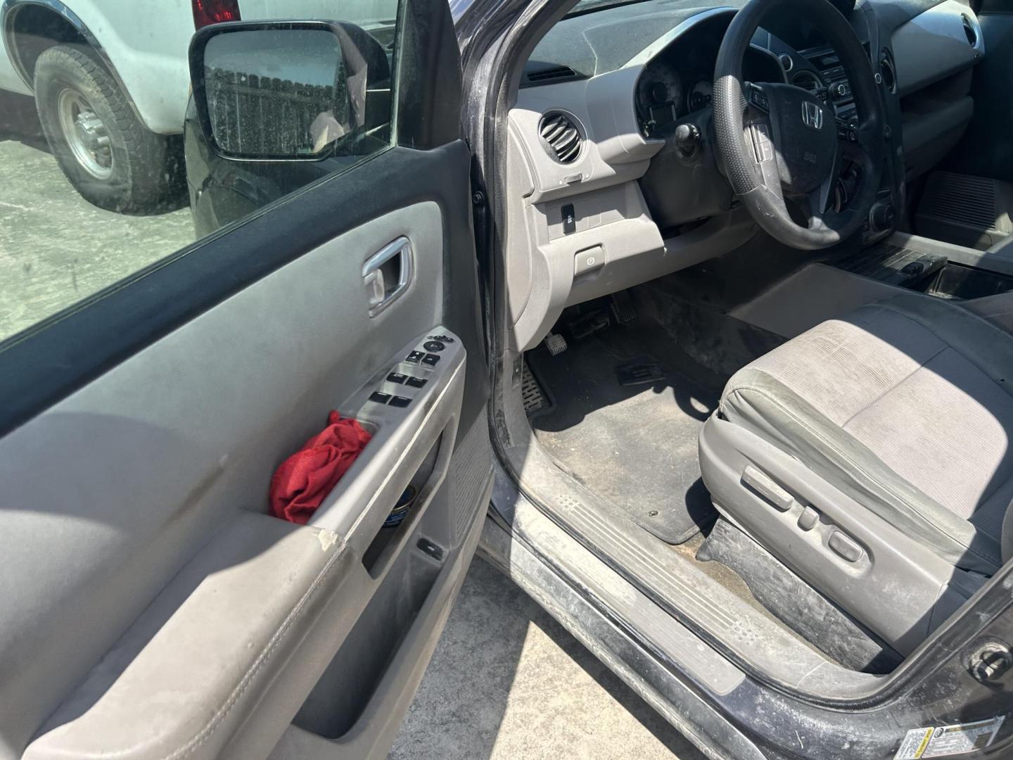 2015 Silver Honda Pilot SE 2WD (5FNYF3H30FB) with an 3.5L V6 SOHC 24V engine, 5-Speed Automatic transmission, located at 1687 Business 35 S, New Braunfels, TX, 78130, (830) 625-7159, 29.655487, -98.051491 - Photo#10
