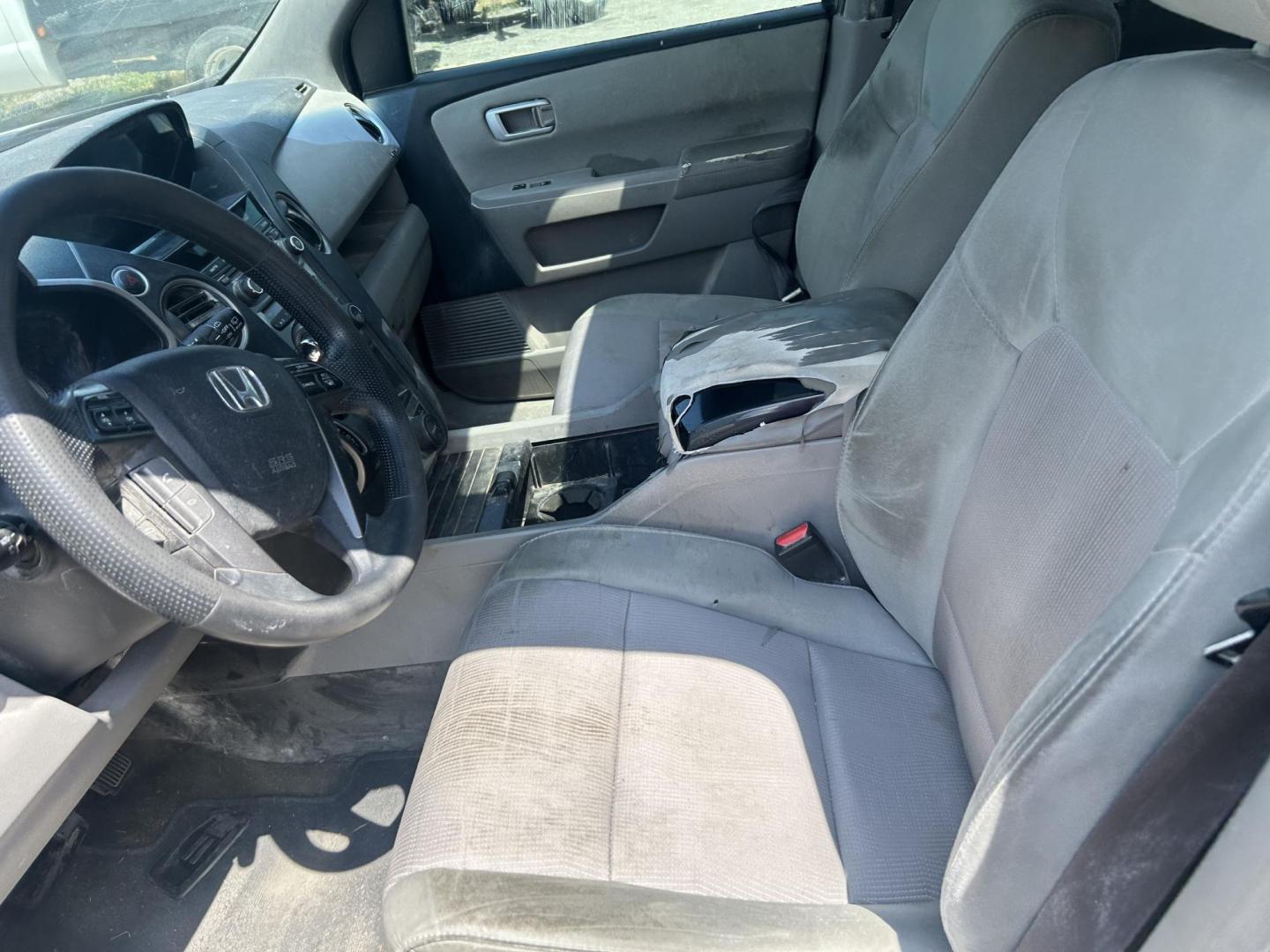 2015 Silver Honda Pilot SE 2WD (5FNYF3H30FB) with an 3.5L V6 SOHC 24V engine, 5-Speed Automatic transmission, located at 1687 Business 35 S, New Braunfels, TX, 78130, (830) 625-7159, 29.655487, -98.051491 - Photo#11
