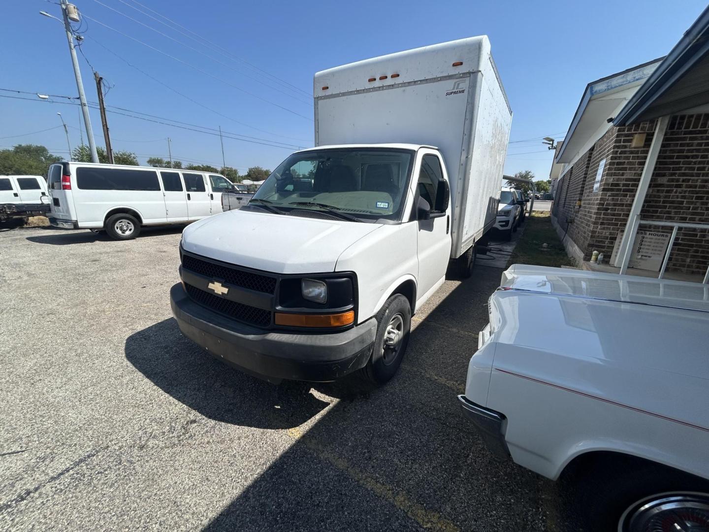 2015 White Chevrolet Express G3500 (1GB0G2CF0F1) with an 4.8L V8 FFV engine, 6-Speed Automatic transmission, located at 1687 Business 35 S, New Braunfels, TX, 78130, (830) 625-7159, 29.655487, -98.051491 - Photo#0