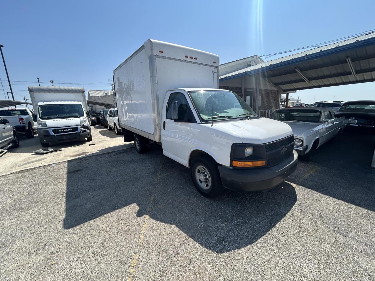 2015 White Chevrolet Express G3500 (1GB0G2CF0F1) with an 4.8L V8 FFV engine, 6-Speed Automatic transmission, located at 1687 Business 35 S, New Braunfels, TX, 78130, (830) 625-7159, 29.655487, -98.051491 - Photo#1