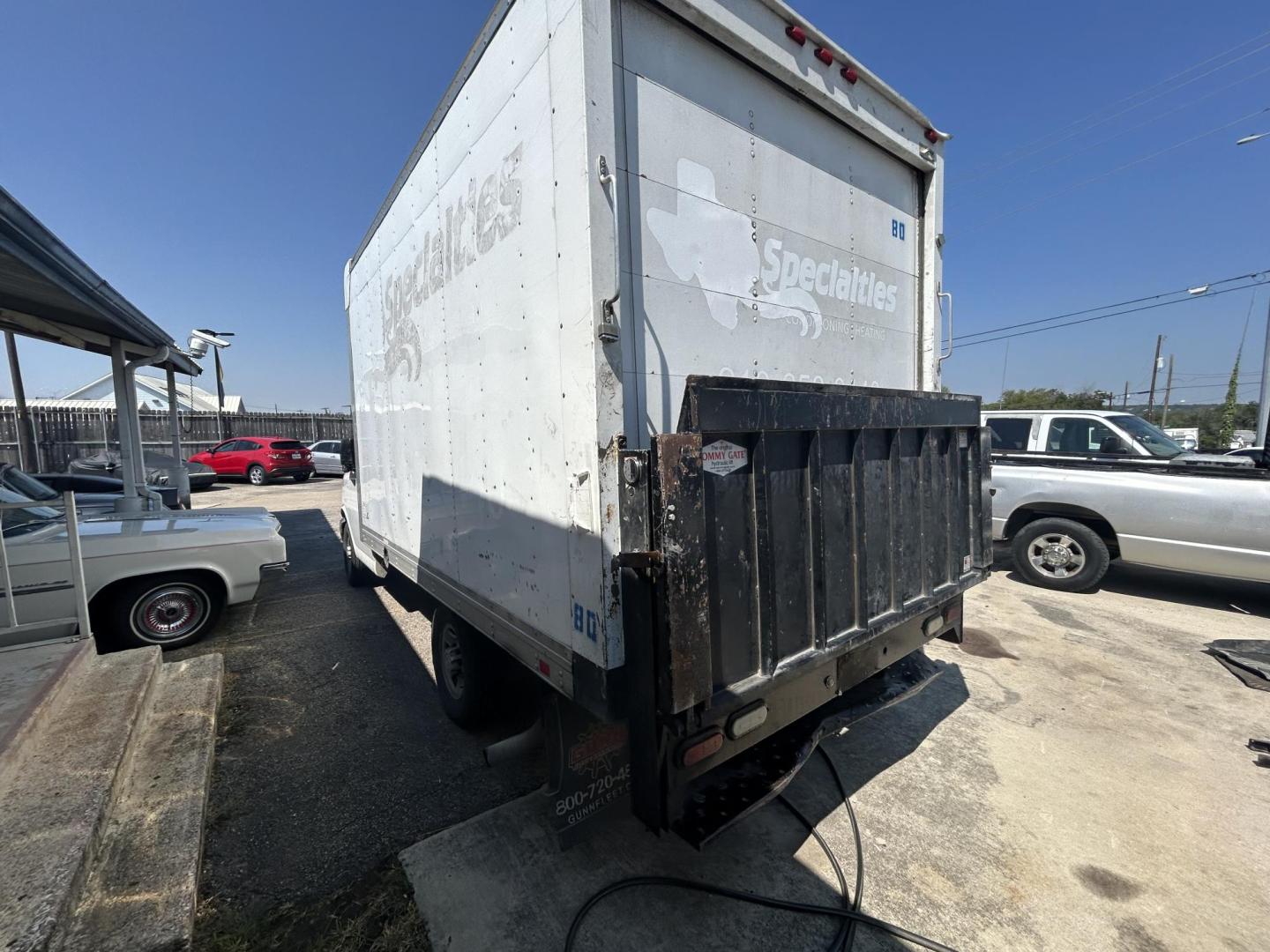 2015 White Chevrolet Express G3500 (1GB0G2CF0F1) with an 4.8L V8 FFV engine, 6-Speed Automatic transmission, located at 1687 Business 35 S, New Braunfels, TX, 78130, (830) 625-7159, 29.655487, -98.051491 - Photo#3
