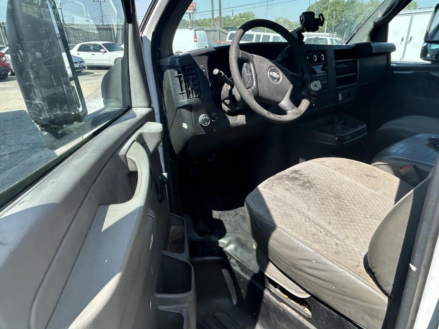 2015 White Chevrolet Express G3500 (1GB0G2CF0F1) with an 4.8L V8 FFV engine, 6-Speed Automatic transmission, located at 1687 Business 35 S, New Braunfels, TX, 78130, (830) 625-7159, 29.655487, -98.051491 - Photo#4
