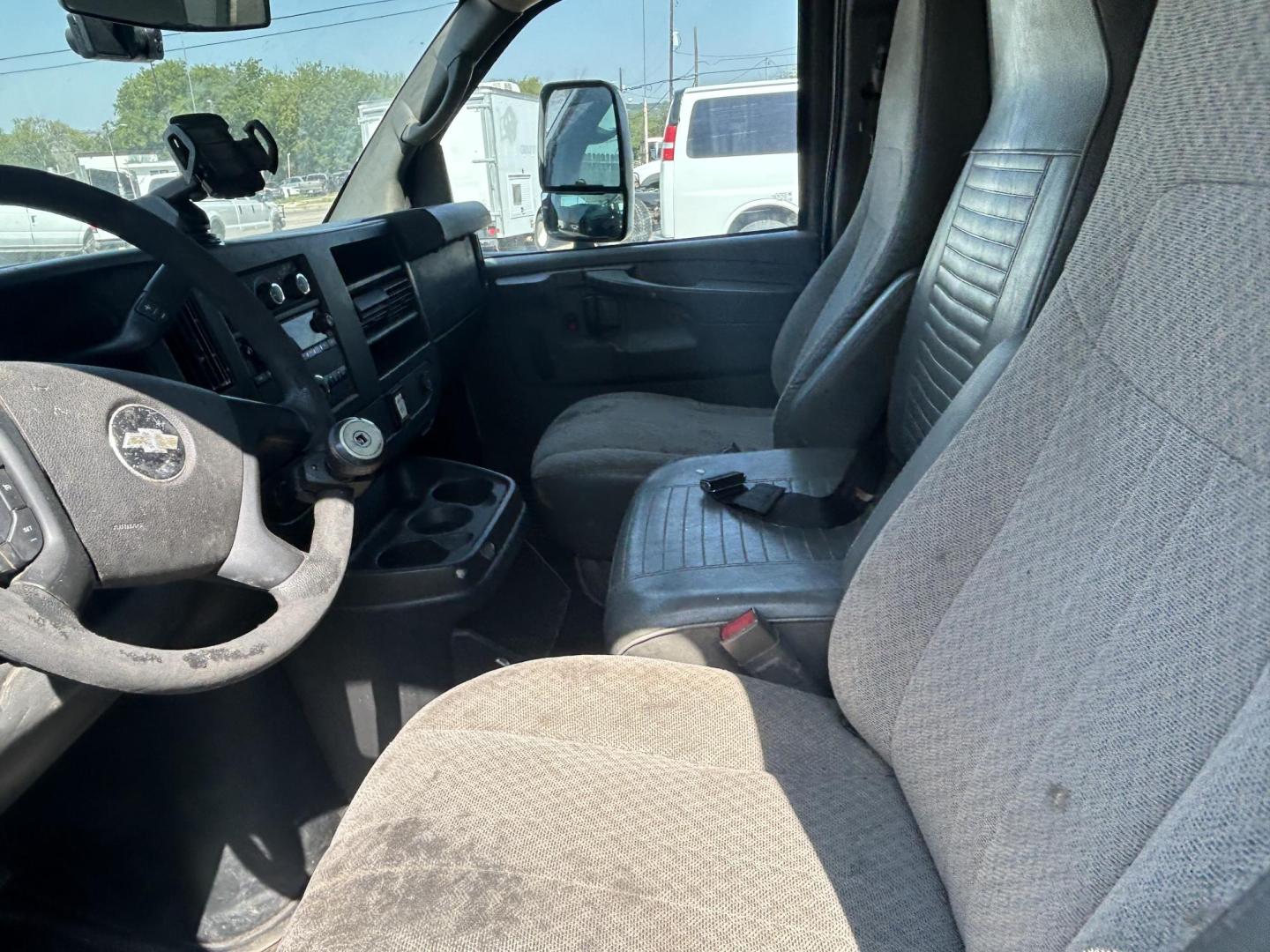 2015 White Chevrolet Express G3500 (1GB0G2CF0F1) with an 4.8L V8 FFV engine, 6-Speed Automatic transmission, located at 1687 Business 35 S, New Braunfels, TX, 78130, (830) 625-7159, 29.655487, -98.051491 - Photo#5