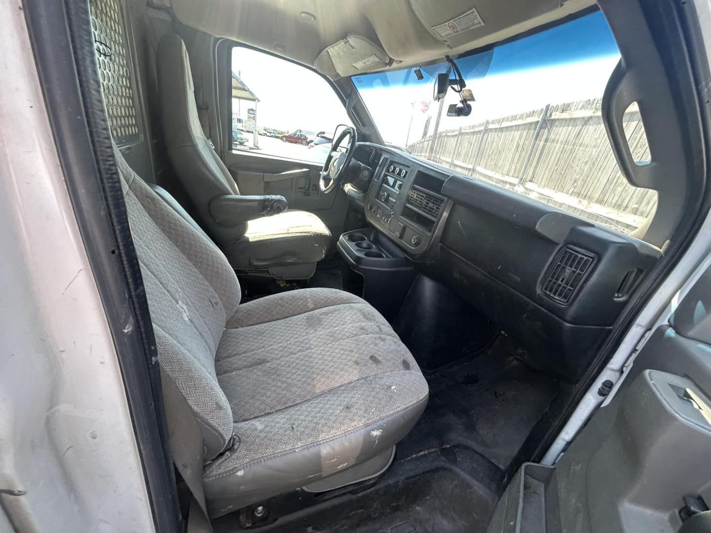 2016 White Chevrolet Express 3500 Cargo (1GCZGGFG3G1) with an 6.0L V8 OHV 16V FFV engine, 6A transmission, located at 1687 Business 35 S, New Braunfels, TX, 78130, (830) 625-7159, 29.655487, -98.051491 - Photo#6