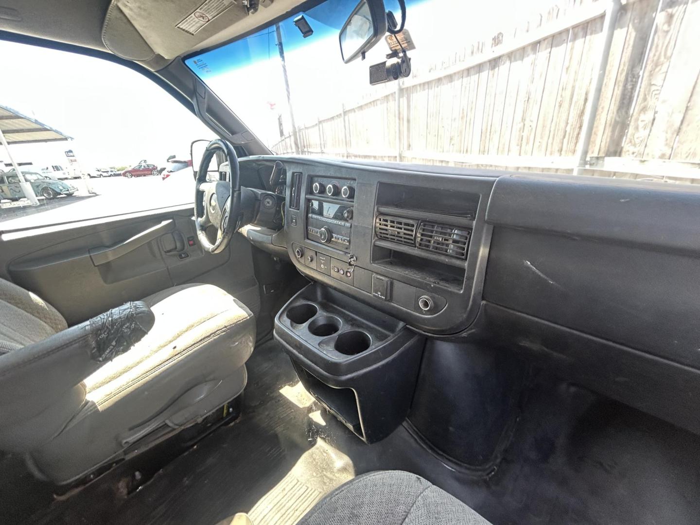 2016 White Chevrolet Express 3500 Cargo (1GCZGGFG3G1) with an 6.0L V8 OHV 16V FFV engine, 6A transmission, located at 1687 Business 35 S, New Braunfels, TX, 78130, (830) 625-7159, 29.655487, -98.051491 - Photo#7