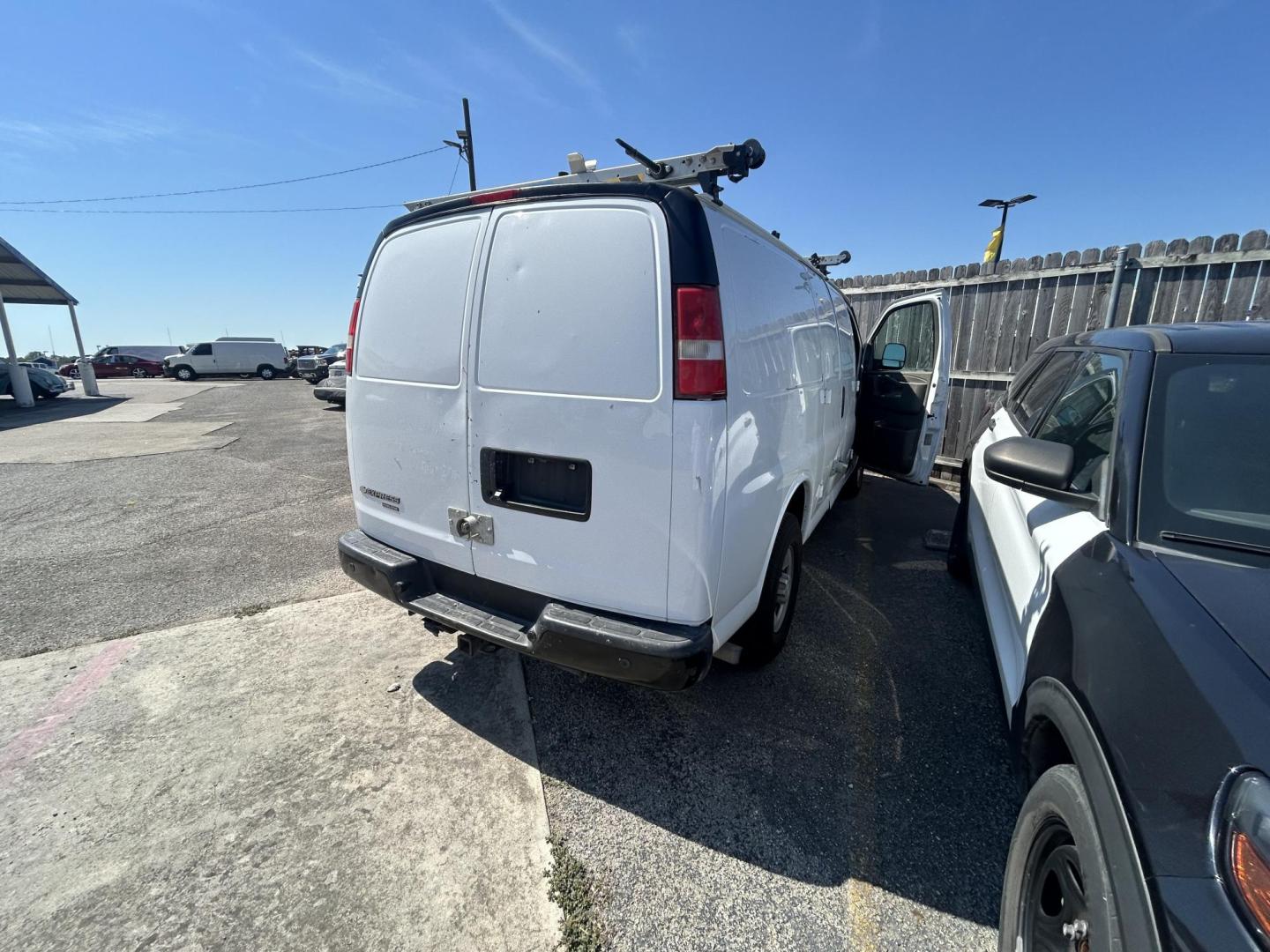 2016 White Chevrolet Express 3500 Cargo (1GCZGGFG3G1) with an 6.0L V8 OHV 16V FFV engine, 6A transmission, located at 1687 Business 35 S, New Braunfels, TX, 78130, (830) 625-7159, 29.655487, -98.051491 - Photo#2