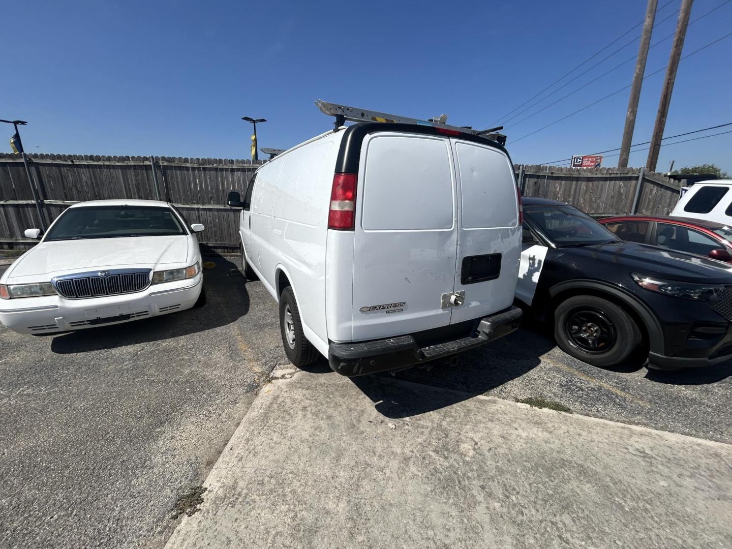 2016 White Chevrolet Express 3500 Cargo (1GCZGGFG3G1) with an 6.0L V8 OHV 16V FFV engine, 6A transmission, located at 1687 Business 35 S, New Braunfels, TX, 78130, (830) 625-7159, 29.655487, -98.051491 - Photo#1