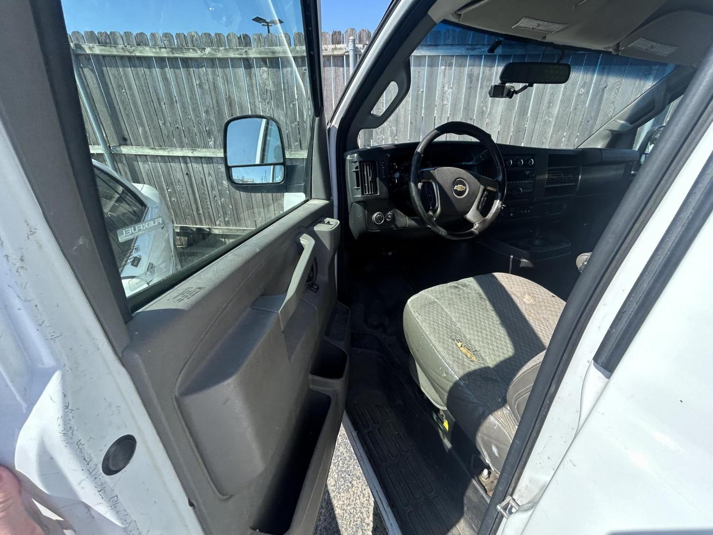 2016 White Chevrolet Express 3500 Cargo (1GCZGGFG3G1) with an 6.0L V8 OHV 16V FFV engine, 6A transmission, located at 1687 Business 35 S, New Braunfels, TX, 78130, (830) 625-7159, 29.655487, -98.051491 - Photo#4