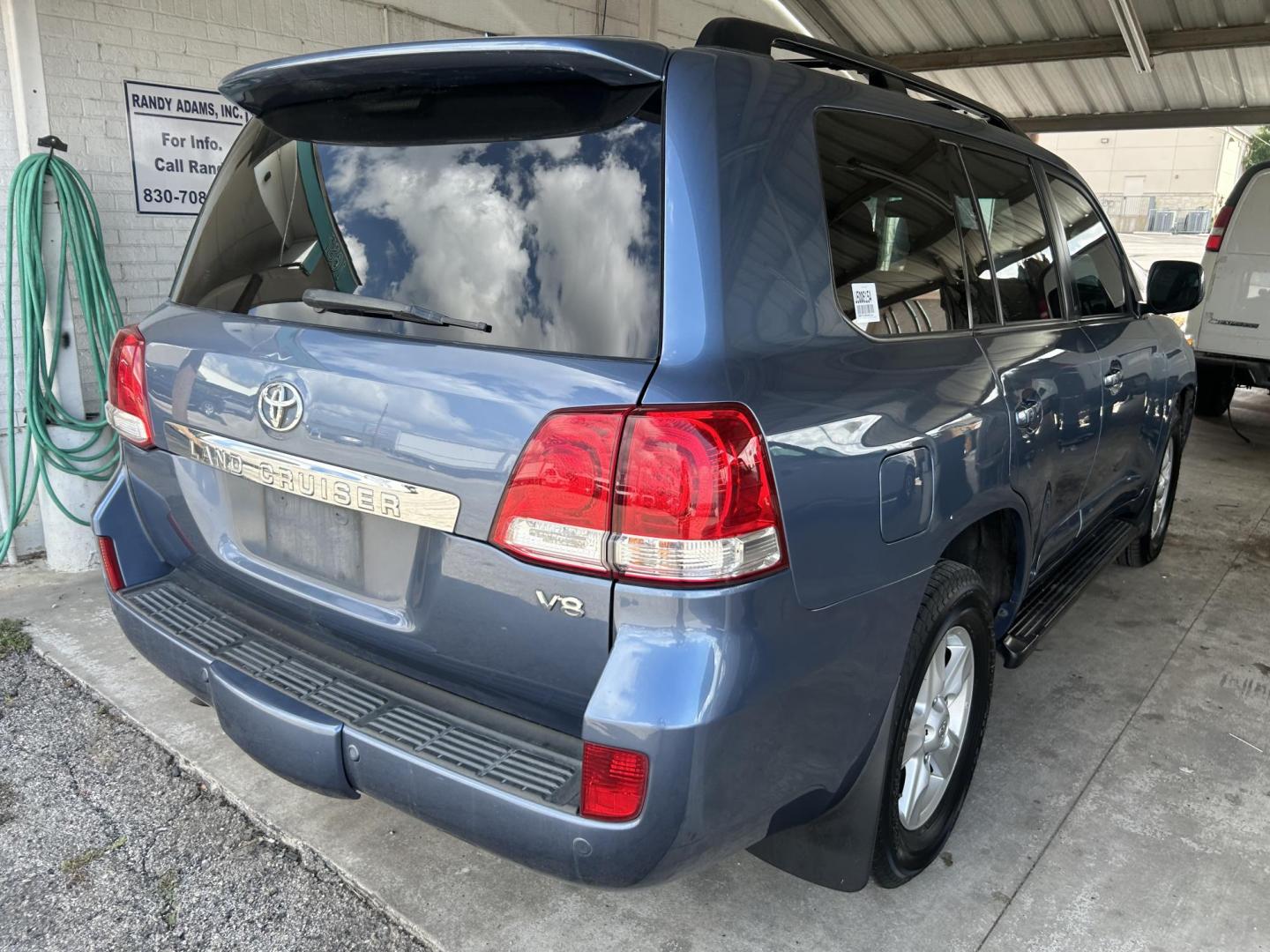 2010 Blue /Tan Toyota Land Cruiser 4WD (JTMHY7AJ0A5) with an 5.7L V8 DOHC 32V engine, 6-Speed Automatic transmission, located at 1687 Business 35 S, New Braunfels, TX, 78130, (830) 625-7159, 29.655487, -98.051491 - Photo#6
