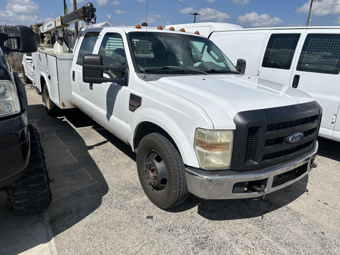 2008 White Ford F-350 SD XL Crew Cab DRW 2WD (1FDWW36R98E) with an 6.4L V8 OHV 32V TURBO DIESEL engine, located at 1687 Business 35 S, New Braunfels, TX, 78130, (830) 625-7159, 29.655487, -98.051491 - Photo#1