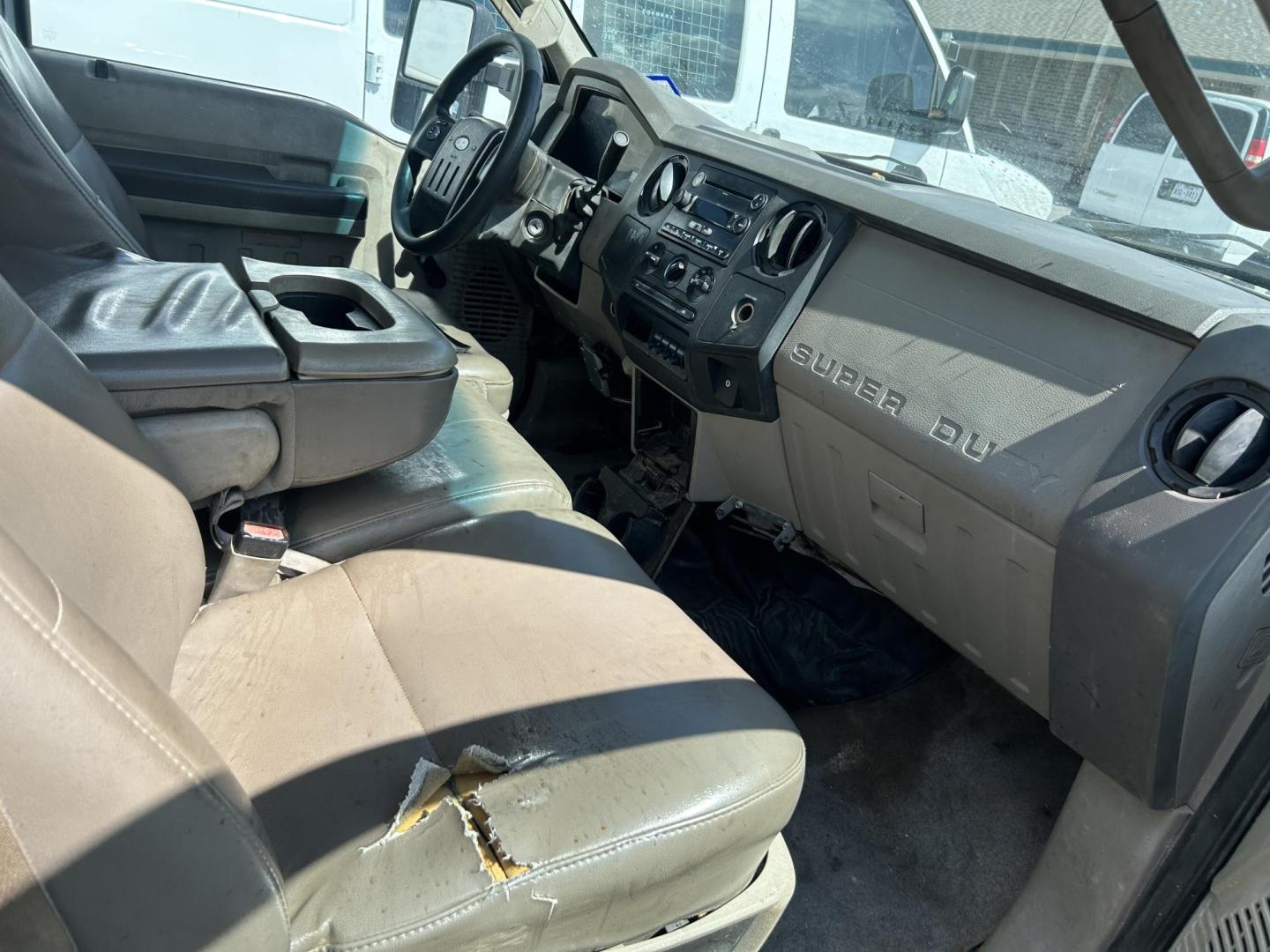 2008 White Ford F-350 SD XL Crew Cab DRW 2WD (1FDWW36R98E) with an 6.4L V8 OHV 32V TURBO DIESEL engine, located at 1687 Business 35 S, New Braunfels, TX, 78130, (830) 625-7159, 29.655487, -98.051491 - Photo#2