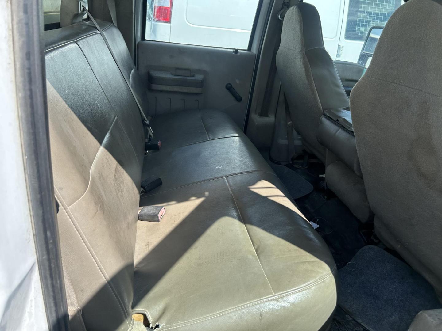 2008 White Ford F-350 SD XL Crew Cab DRW 2WD (1FDWW36R98E) with an 6.4L V8 OHV 32V TURBO DIESEL engine, located at 1687 Business 35 S, New Braunfels, TX, 78130, (830) 625-7159, 29.655487, -98.051491 - Photo#4