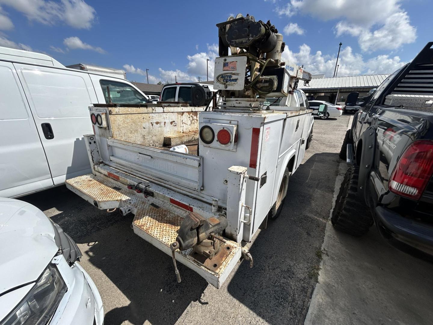 2008 White Ford F-350 SD XL Crew Cab DRW 2WD (1FDWW36R98E) with an 6.4L V8 OHV 32V TURBO DIESEL engine, located at 1687 Business 35 S, New Braunfels, TX, 78130, (830) 625-7159, 29.655487, -98.051491 - Photo#5