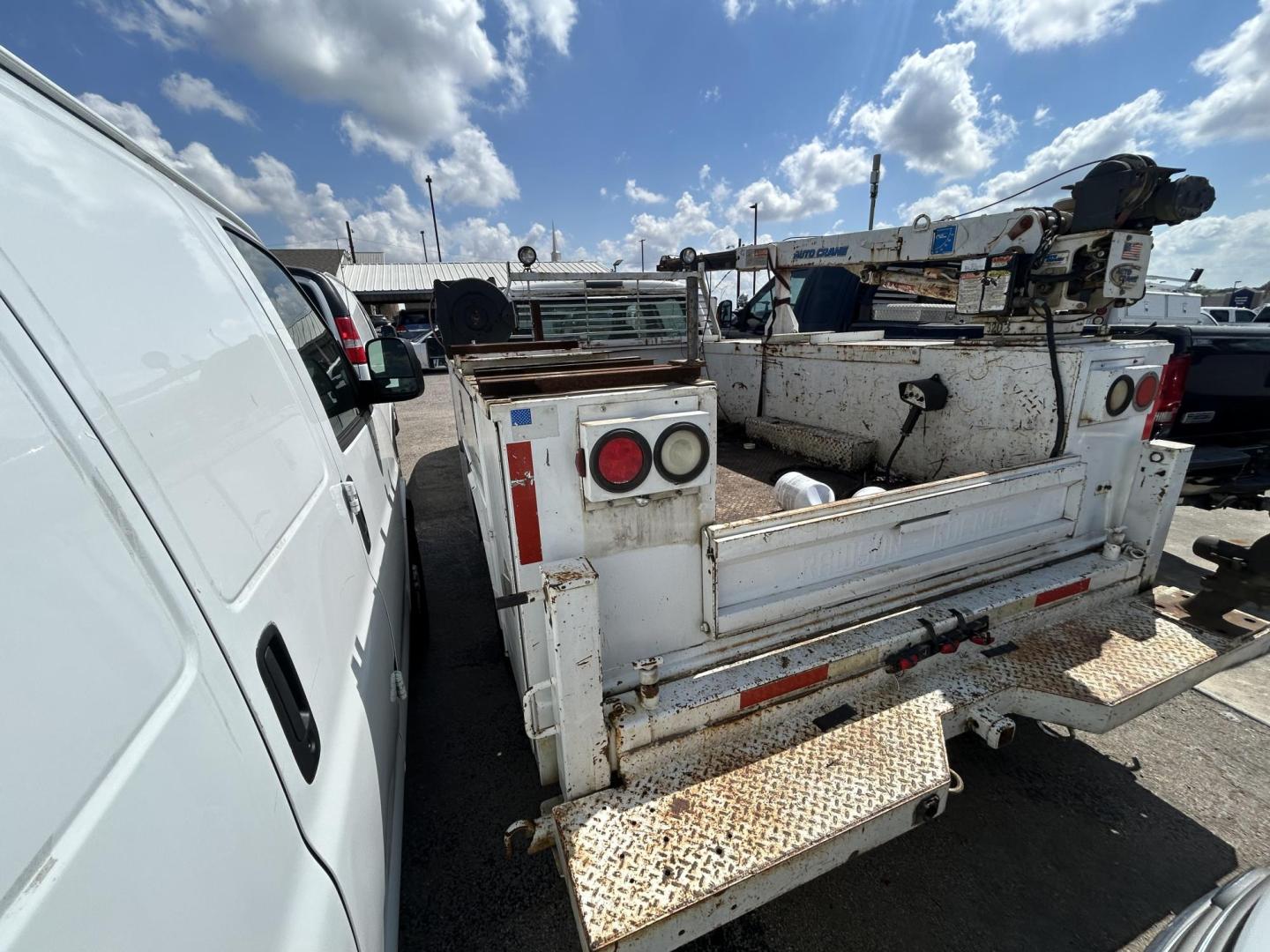 2008 White Ford F-350 SD XL Crew Cab DRW 2WD (1FDWW36R98E) with an 6.4L V8 OHV 32V TURBO DIESEL engine, located at 1687 Business 35 S, New Braunfels, TX, 78130, (830) 625-7159, 29.655487, -98.051491 - Photo#7