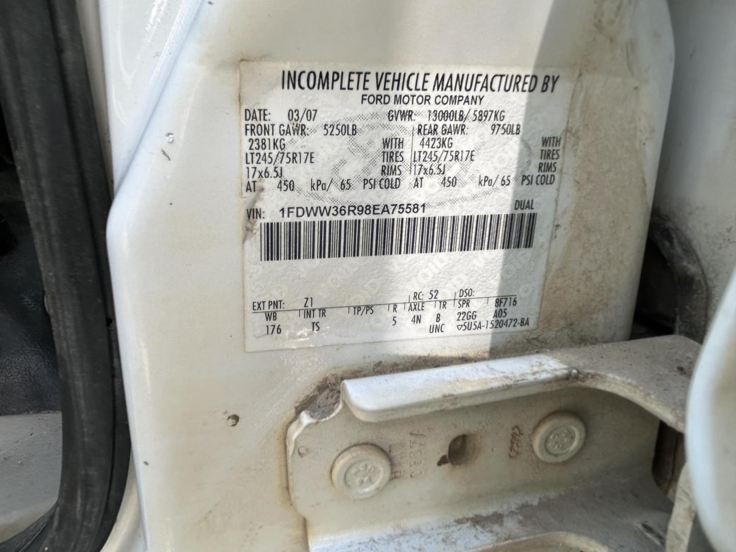 2008 White Ford F-350 SD XL Crew Cab DRW 2WD (1FDWW36R98E) with an 6.4L V8 OHV 32V TURBO DIESEL engine, located at 1687 Business 35 S, New Braunfels, TX, 78130, (830) 625-7159, 29.655487, -98.051491 - Photo#11