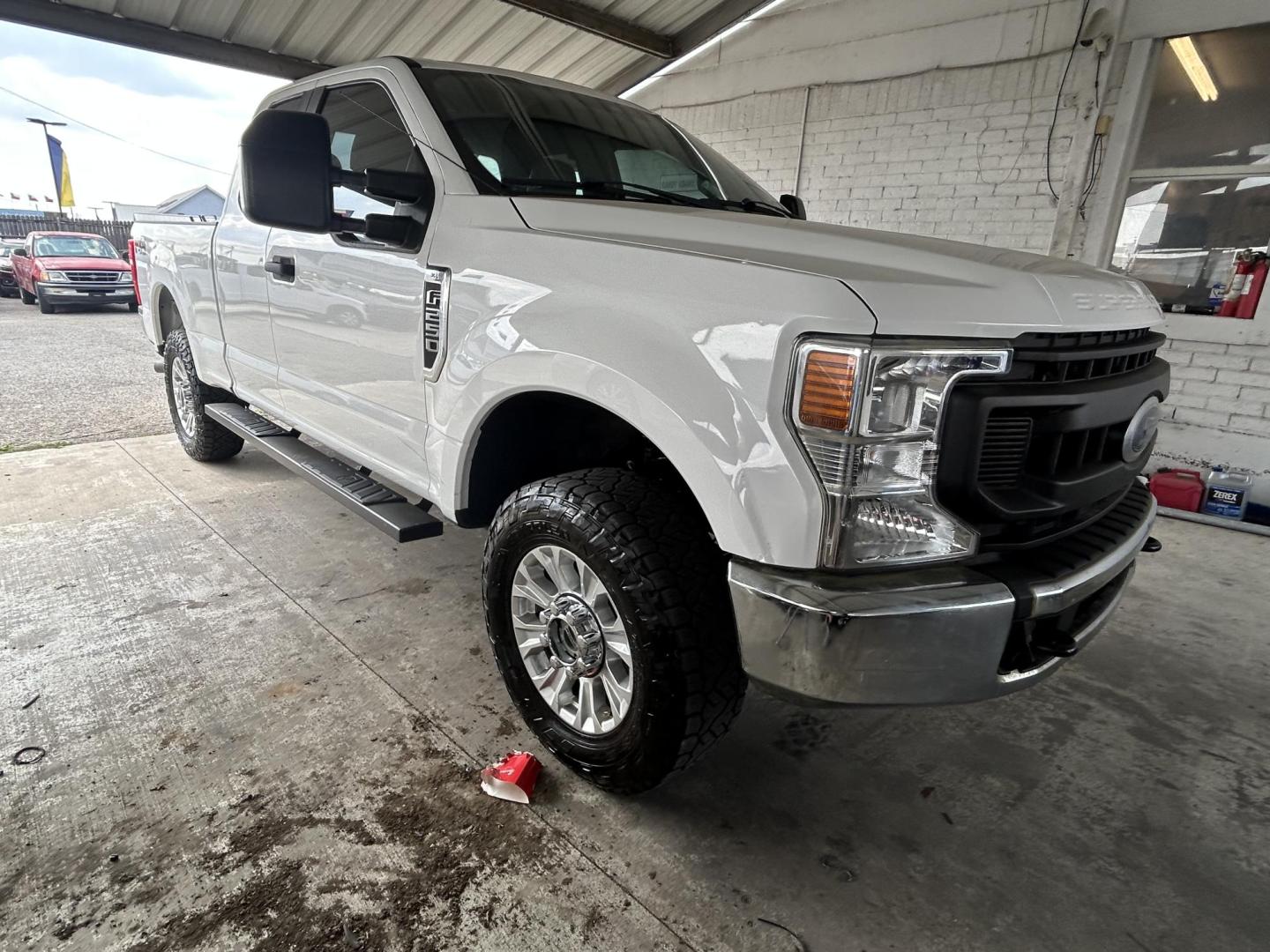 2021 White Ford F-250 SD XLT SuperCab Long Bed 4WD (1FT7X2B69ME) with an 6.2L V8 OHV 16V engine, 6A transmission, located at 1687 Business 35 S, New Braunfels, TX, 78130, (830) 625-7159, 29.655487, -98.051491 - Photo#5