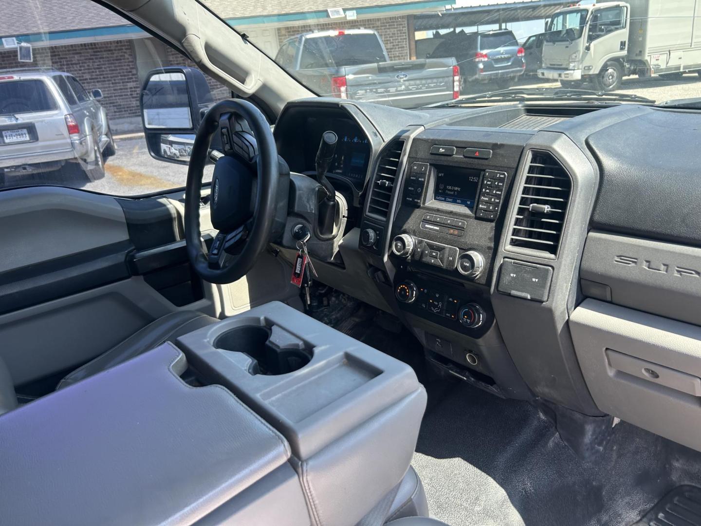 2017 White Ford F-250 SD King Ranch Crew Cab 2WD (1FT7W2A61HE) with an 6.2L V8 OHV 16V engine, 6A transmission, located at 1687 Business 35 S, New Braunfels, TX, 78130, (830) 625-7159, 29.655487, -98.051491 - Photo#3