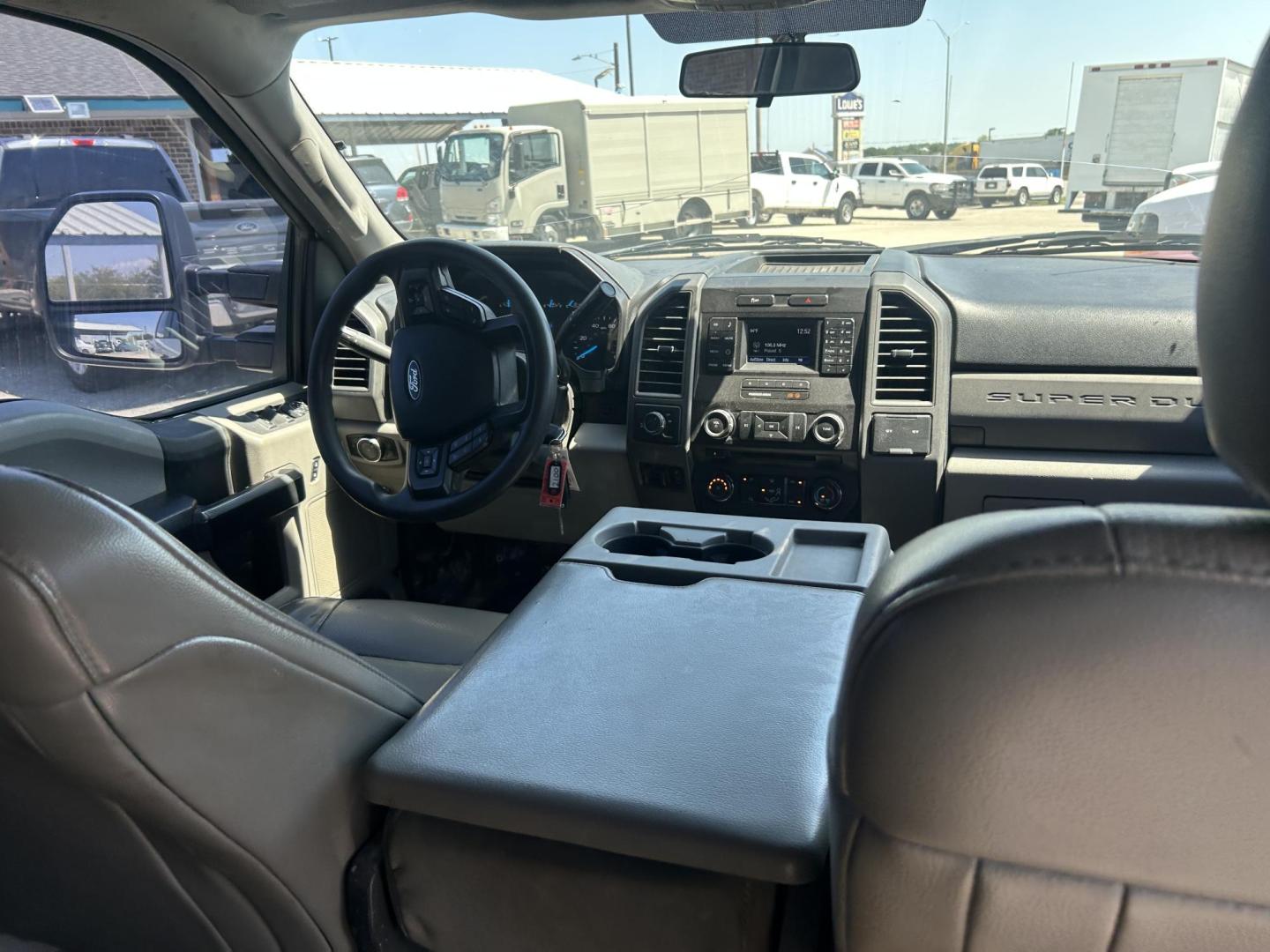 2017 White Ford F-250 SD King Ranch Crew Cab 2WD (1FT7W2A61HE) with an 6.2L V8 OHV 16V engine, 6A transmission, located at 1687 Business 35 S, New Braunfels, TX, 78130, (830) 625-7159, 29.655487, -98.051491 - Photo#5