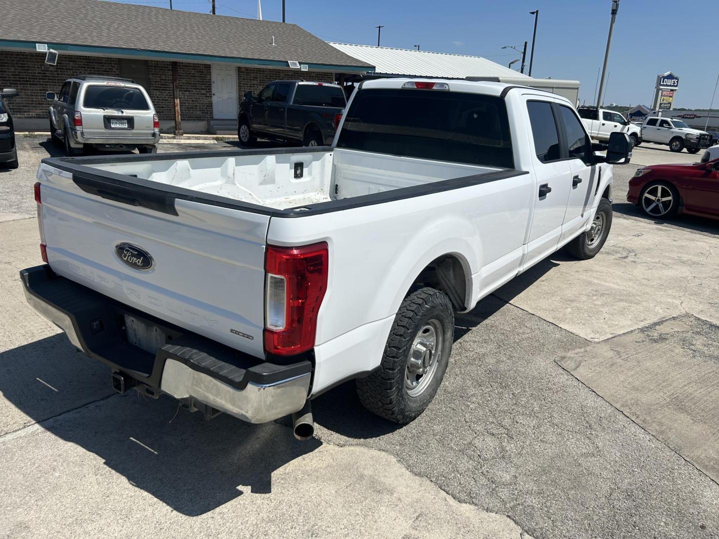 2017 White Ford F-250 SD King Ranch Crew Cab 2WD (1FT7W2A61HE) with an 6.2L V8 OHV 16V engine, 6A transmission, located at 1687 Business 35 S, New Braunfels, TX, 78130, (830) 625-7159, 29.655487, -98.051491 - Photo#6