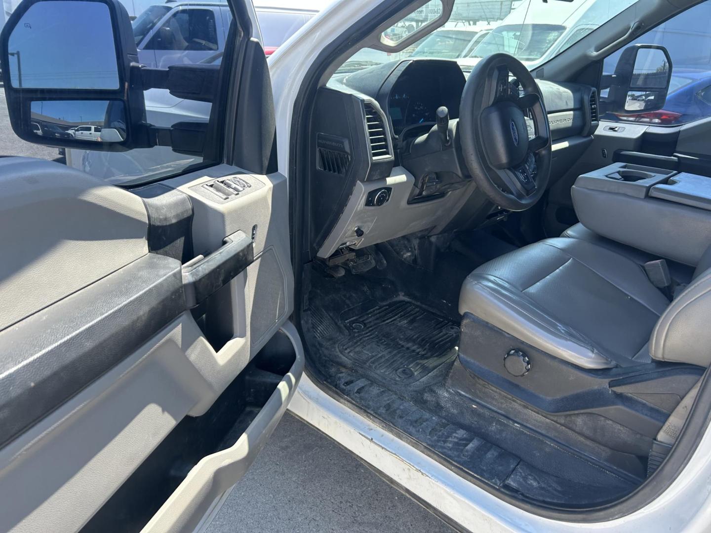 2017 White Ford F-250 SD King Ranch Crew Cab 2WD (1FT7W2A61HE) with an 6.2L V8 OHV 16V engine, 6A transmission, located at 1687 Business 35 S, New Braunfels, TX, 78130, (830) 625-7159, 29.655487, -98.051491 - Photo#9