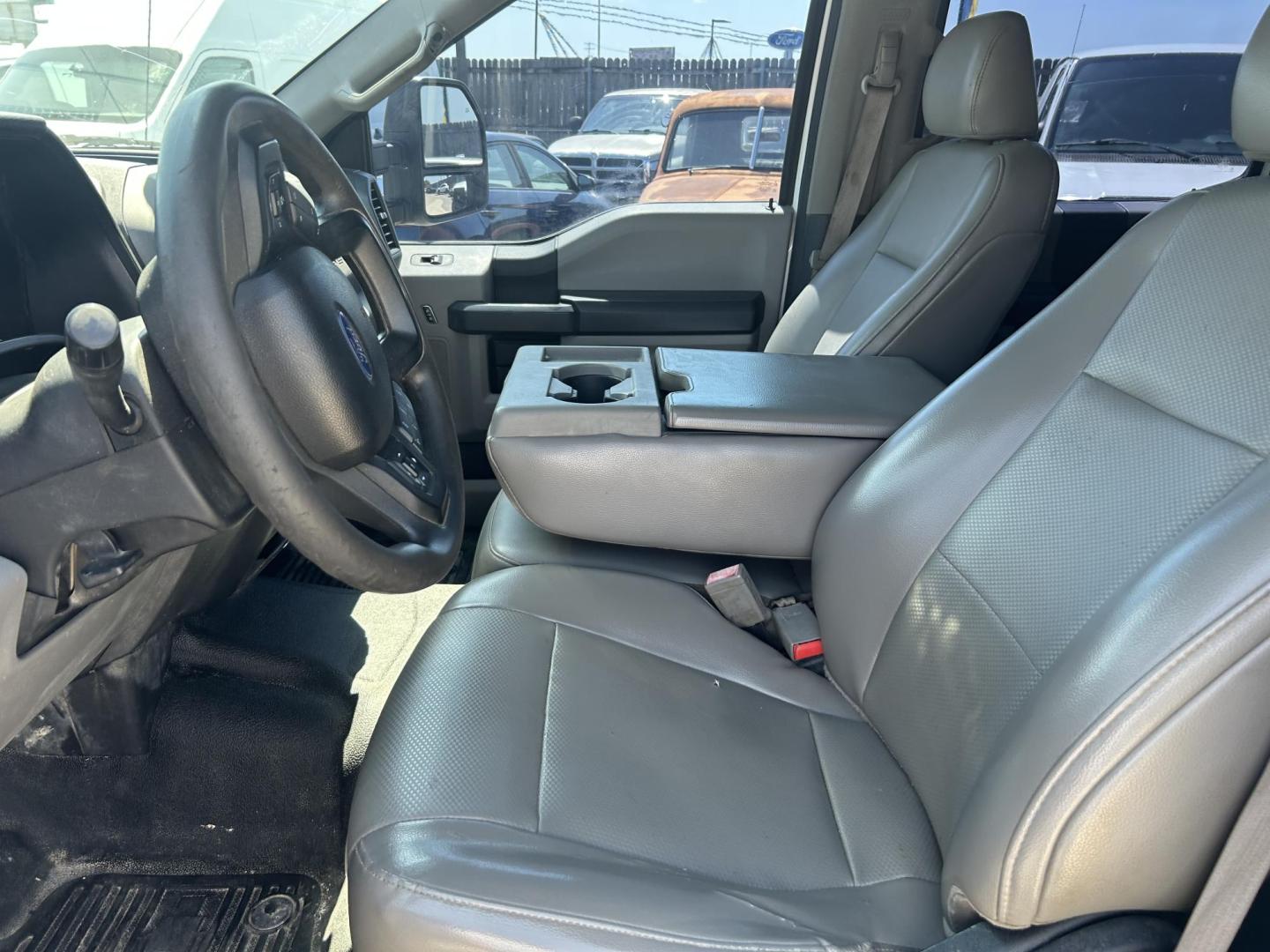 2017 White Ford F-250 SD King Ranch Crew Cab 2WD (1FT7W2A61HE) with an 6.2L V8 OHV 16V engine, 6A transmission, located at 1687 Business 35 S, New Braunfels, TX, 78130, (830) 625-7159, 29.655487, -98.051491 - Photo#10