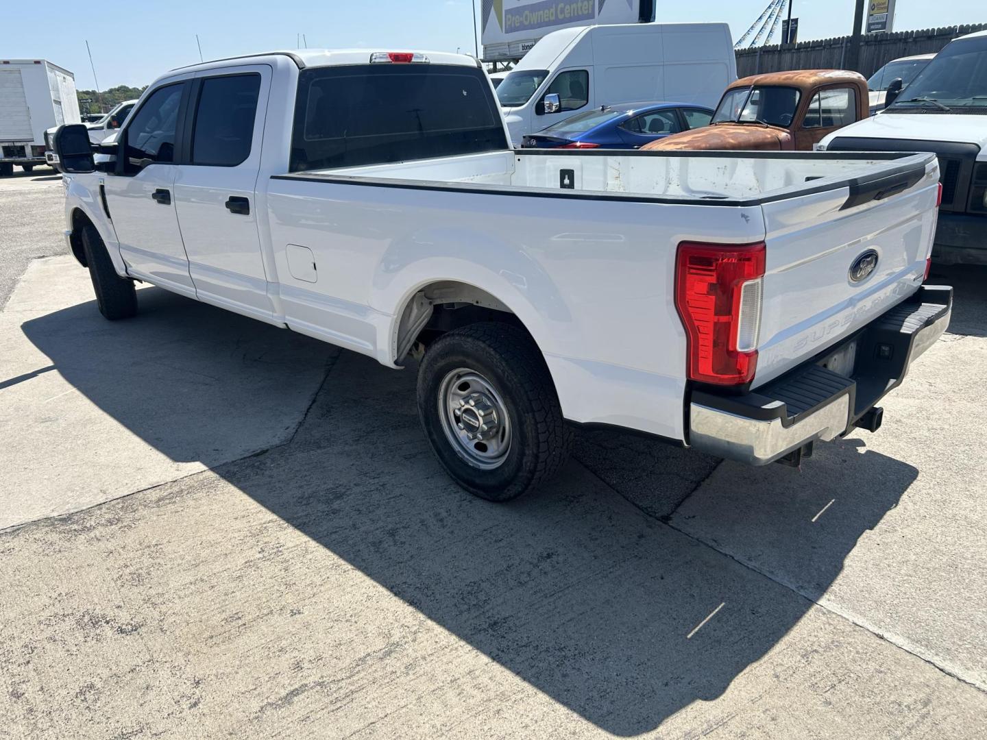 2017 White Ford F-250 SD King Ranch Crew Cab 2WD (1FT7W2A61HE) with an 6.2L V8 OHV 16V engine, 6A transmission, located at 1687 Business 35 S, New Braunfels, TX, 78130, (830) 625-7159, 29.655487, -98.051491 - Photo#7