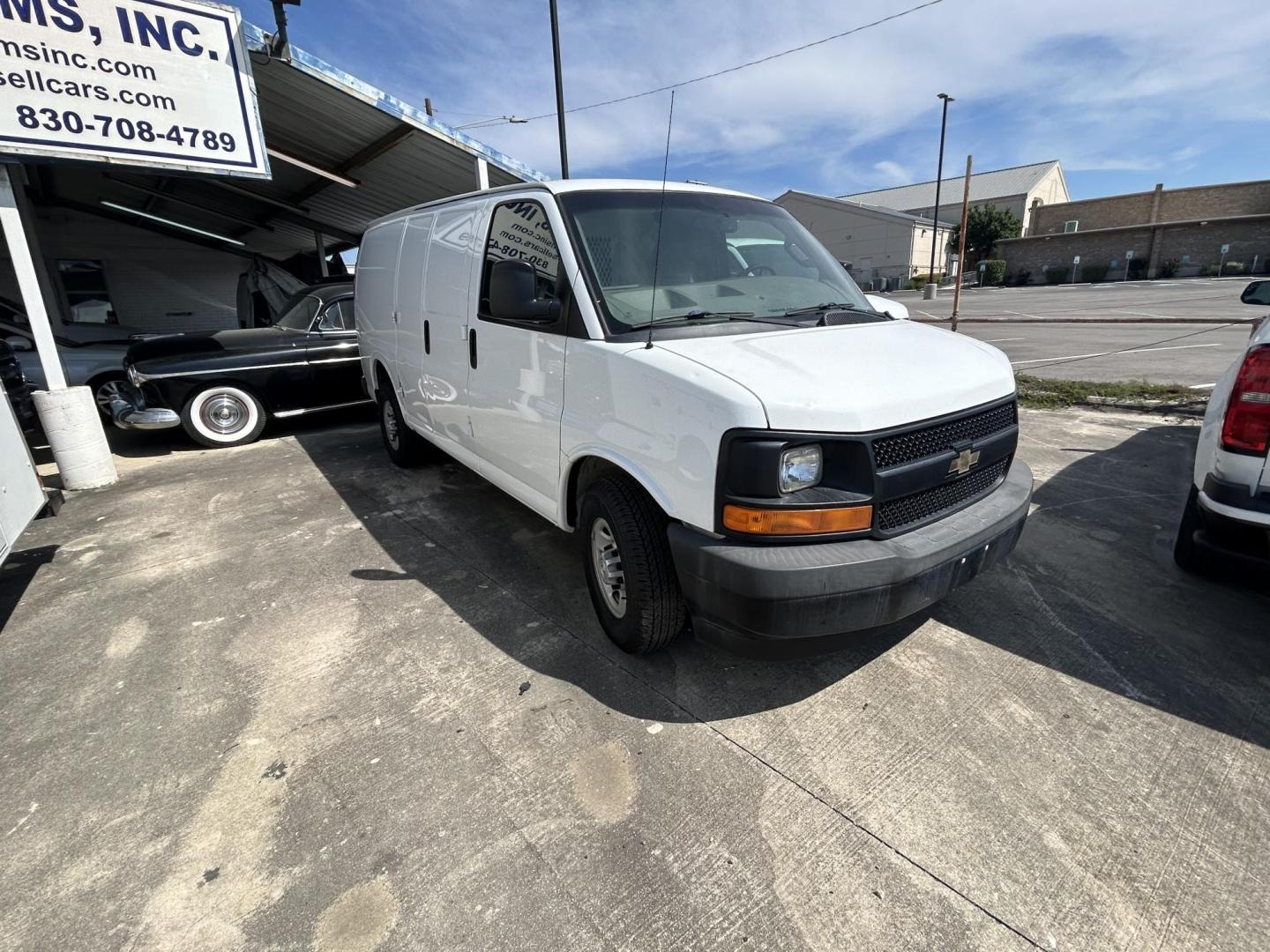 2017 White Chevrolet Express 2500 Cargo van (1GCWGAFF8H1) with an 4.8L V8 FFV engine, 6A transmission, located at 1687 Business 35 S, New Braunfels, TX, 78130, (830) 625-7159, 29.655487, -98.051491 - Photo#1