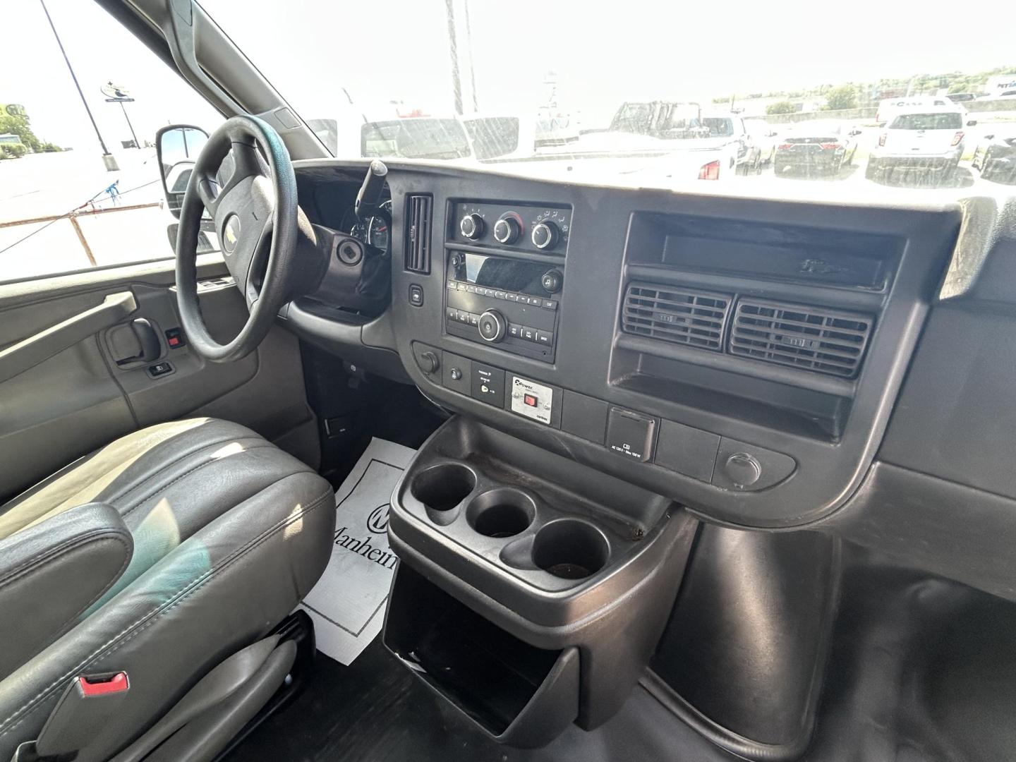 2017 White Chevrolet Express 2500 Cargo van (1GCWGAFF8H1) with an 4.8L V8 FFV engine, 6A transmission, located at 1687 Business 35 S, New Braunfels, TX, 78130, (830) 625-7159, 29.655487, -98.051491 - Photo#4
