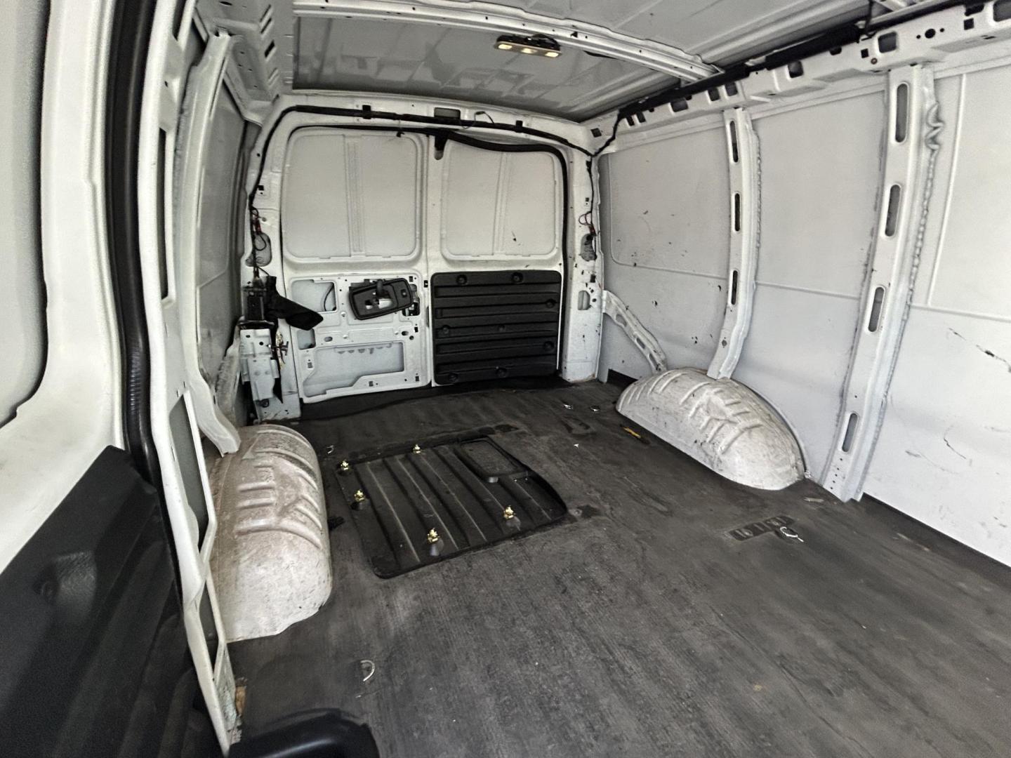 2017 White Chevrolet Express 2500 Cargo van (1GCWGAFF8H1) with an 4.8L V8 FFV engine, 6A transmission, located at 1687 Business 35 S, New Braunfels, TX, 78130, (830) 625-7159, 29.655487, -98.051491 - Photo#6
