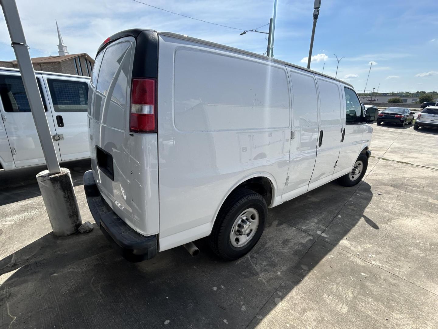 2017 White Chevrolet Express 2500 Cargo van (1GCWGAFF8H1) with an 4.8L V8 FFV engine, 6A transmission, located at 1687 Business 35 S, New Braunfels, TX, 78130, (830) 625-7159, 29.655487, -98.051491 - Photo#7