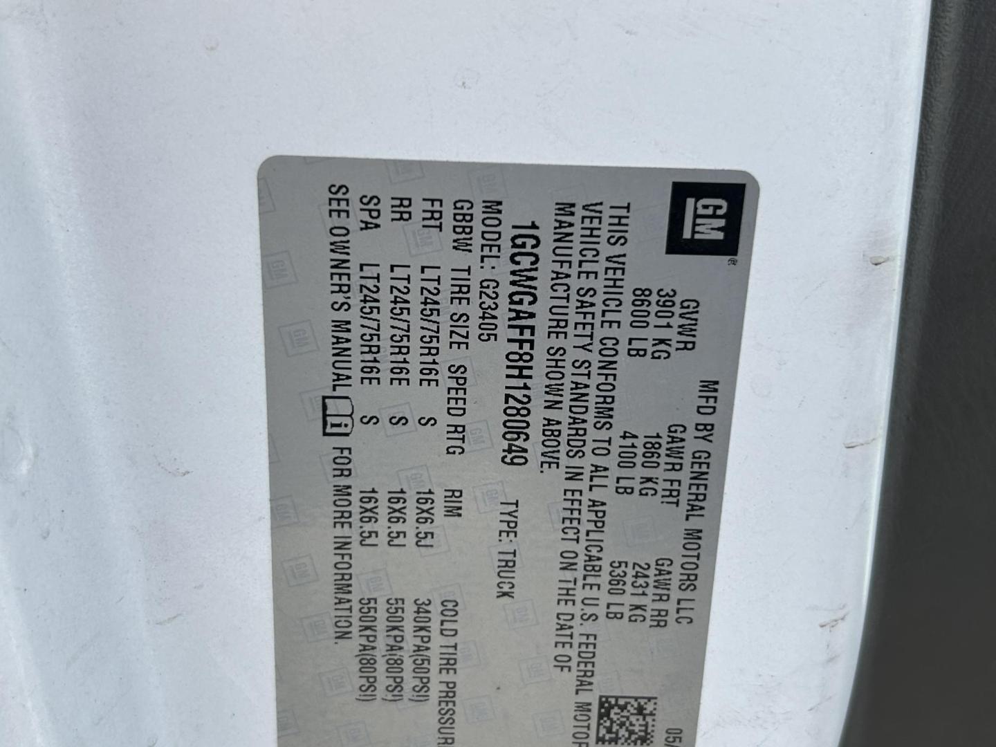 2017 White Chevrolet Express 2500 Cargo van (1GCWGAFF8H1) with an 4.8L V8 FFV engine, 6A transmission, located at 1687 Business 35 S, New Braunfels, TX, 78130, (830) 625-7159, 29.655487, -98.051491 - Photo#11