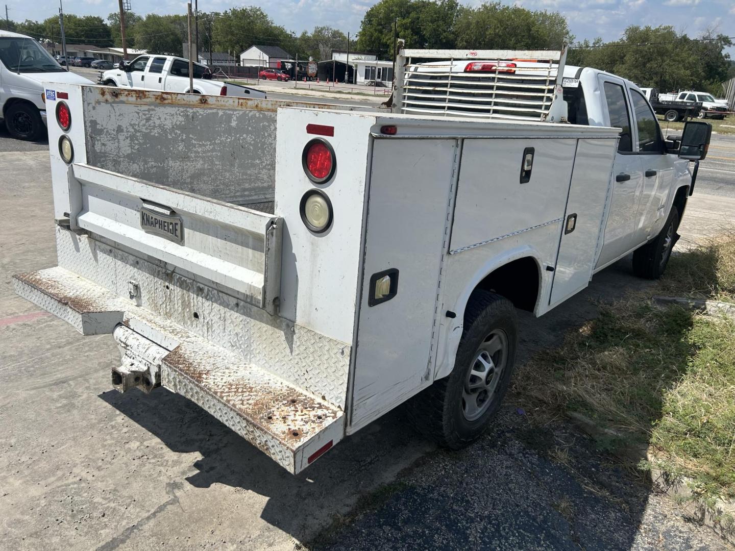 2017 White Chevrolet Silverado 2500HD Work Truck Double Cab 2WD (1GC2CUEG9HZ) with an 6.0L V8 OHV 16V FFV engine, 6A transmission, located at 1687 Business 35 S, New Braunfels, TX, 78130, (830) 625-7159, 29.655487, -98.051491 - Photo#5