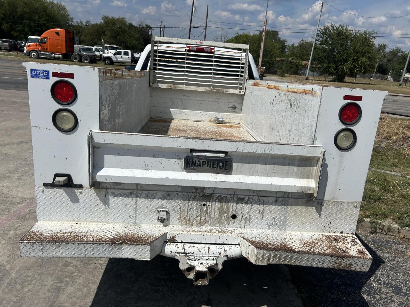2017 White Chevrolet Silverado 2500HD Work Truck Double Cab 2WD (1GC2CUEG9HZ) with an 6.0L V8 OHV 16V FFV engine, 6A transmission, located at 1687 Business 35 S, New Braunfels, TX, 78130, (830) 625-7159, 29.655487, -98.051491 - Photo#6