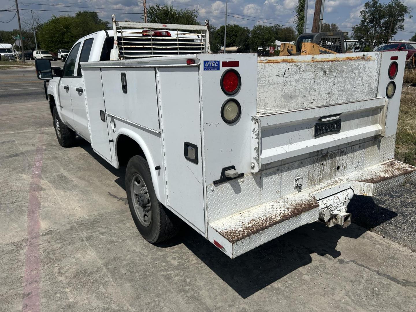 2017 White Chevrolet Silverado 2500HD Work Truck Double Cab 2WD (1GC2CUEG9HZ) with an 6.0L V8 OHV 16V FFV engine, 6A transmission, located at 1687 Business 35 S, New Braunfels, TX, 78130, (830) 625-7159, 29.655487, -98.051491 - Photo#7