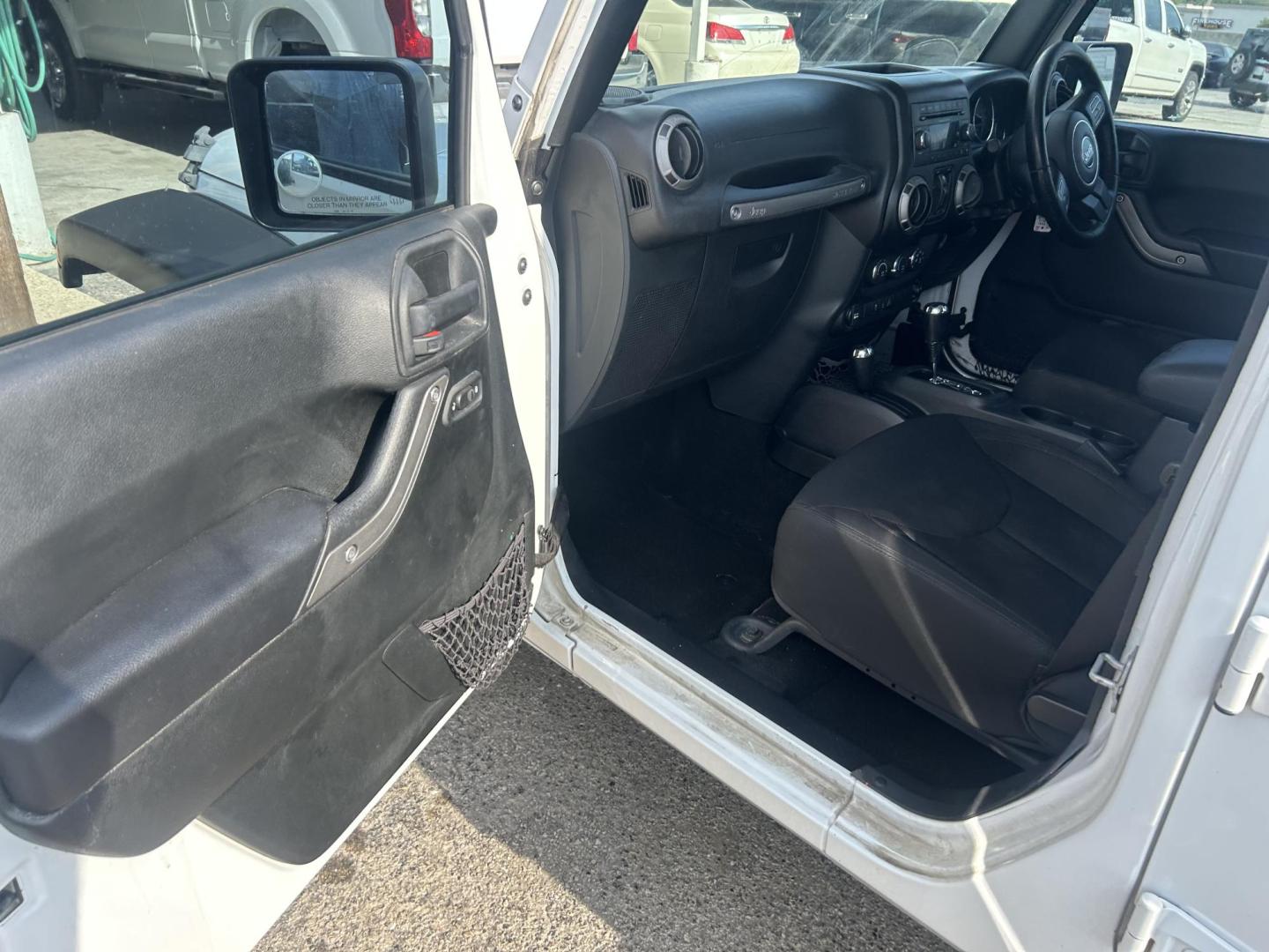 2017 White Jeep Wrangler Unlimited Sport 4WD RHD (1C4BJWKG6HL) with an 3.6L V6 DOHC 24V FFV engine, located at 1687 Business 35 S, New Braunfels, TX, 78130, (830) 625-7159, 29.655487, -98.051491 - Photo#4