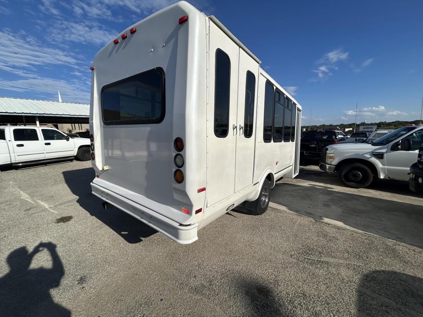 2010 White Chevrolet Express G4500 (1GB9G5AL7A1) with an 6.0L V8 OHV 32V TURBO DIESEL engine, 4-Speed Automatic transmission, located at 1687 Business 35 S, New Braunfels, TX, 78130, (830) 625-7159, 29.655487, -98.051491 - Photo#2