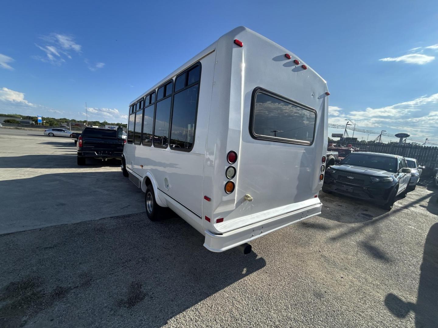 2010 White Chevrolet Express G4500 (1GB9G5AL7A1) with an 6.0L V8 OHV 32V TURBO DIESEL engine, 4-Speed Automatic transmission, located at 1687 Business 35 S, New Braunfels, TX, 78130, (830) 625-7159, 29.655487, -98.051491 - Photo#3