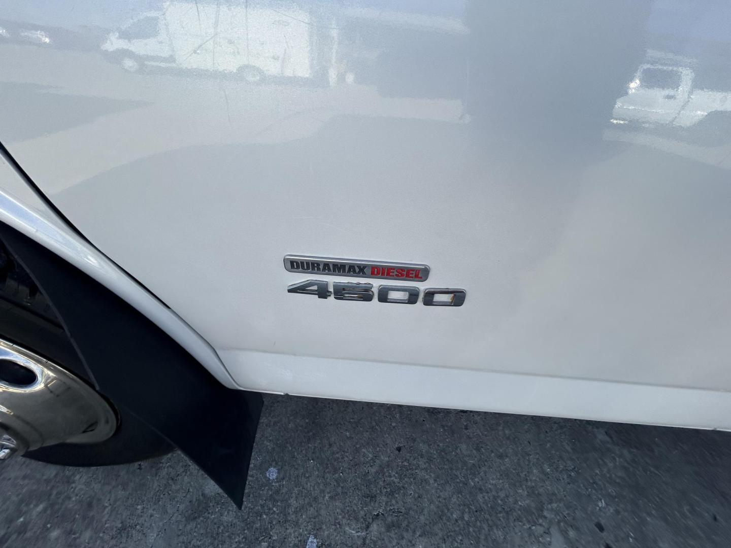2010 White Chevrolet Express G4500 (1GB9G5AL7A1) with an 6.0L V8 OHV 32V TURBO DIESEL engine, 4-Speed Automatic transmission, located at 1687 Business 35 S, New Braunfels, TX, 78130, (830) 625-7159, 29.655487, -98.051491 - Photo#11