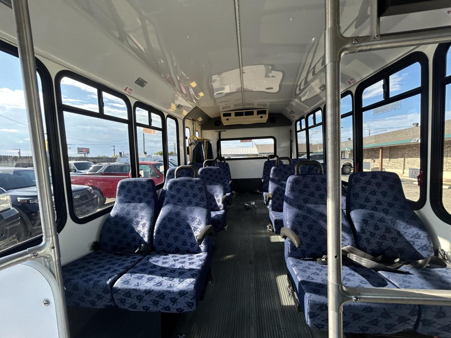 2010 White Chevrolet Express G4500 (1GB9G5AL7A1) with an 6.0L V8 OHV 32V TURBO DIESEL engine, 4-Speed Automatic transmission, located at 1687 Business 35 S, New Braunfels, TX, 78130, (830) 625-7159, 29.655487, -98.051491 - Photo#6