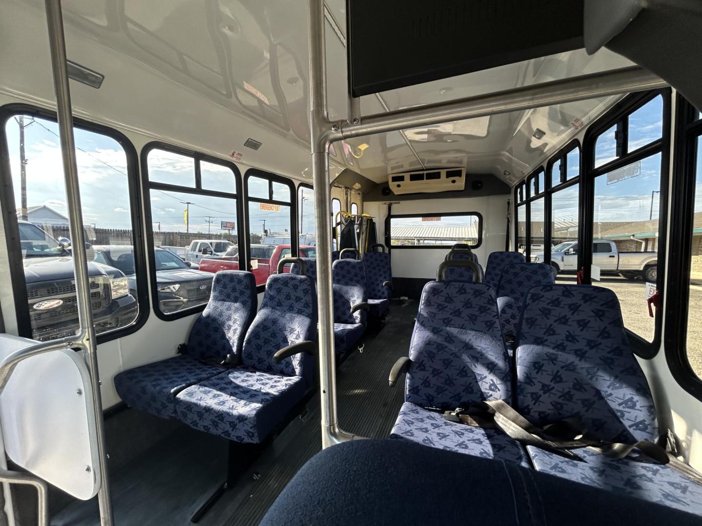 2010 White Chevrolet Express G4500 (1GB9G5AL7A1) with an 6.0L V8 OHV 32V TURBO DIESEL engine, 4-Speed Automatic transmission, located at 1687 Business 35 S, New Braunfels, TX, 78130, (830) 625-7159, 29.655487, -98.051491 - Photo#8