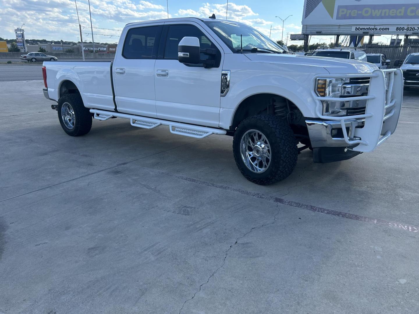 2019 White Ford F-350 SD Lariat Crew Cab 4WD (1FT8W3BT0KE) with an 6.7L V8 OHV 16V DIESEL engine, 6A transmission, located at 1687 Business 35 S, New Braunfels, TX, 78130, (830) 625-7159, 29.655487, -98.051491 - Photo#5