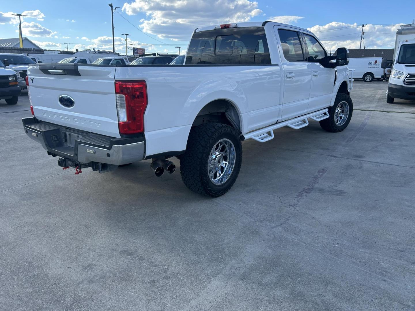 2019 White Ford F-350 SD Lariat Crew Cab 4WD (1FT8W3BT0KE) with an 6.7L V8 OHV 16V DIESEL engine, 6A transmission, located at 1687 Business 35 S, New Braunfels, TX, 78130, (830) 625-7159, 29.655487, -98.051491 - Photo#4
